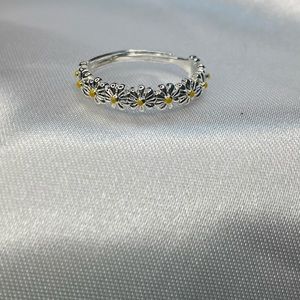 Adjustable daisy flower ring